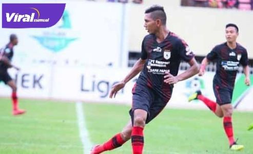 Valentino Telaubunn saat masih berseragam Persipura Jayapura. FOTO : IG