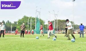 Gubernur Sumsel H Herman Deru bersama Presiden Sriwijaya FC H Hendri Zainuddin buka Liga Sriwijaya FC. FOTO : VIRALSUMSEL.COM