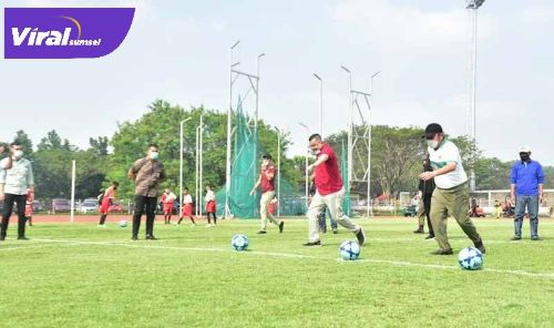 Gubernur Sumsel H Herman Deru bersama Presiden Sriwijaya FC H Hendri Zainuddin buka Liga Sriwijaya FC. FOTO : VIRALSUMSEL.COM