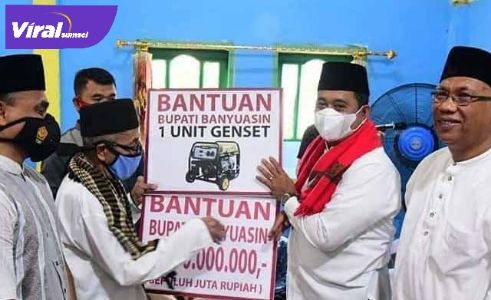 Bupati Banyuasin H Askolani safari jumat di Masjid Al Muslimin, Kebun Sahang. FOTO : VIRALSUMSEL.COM