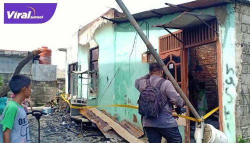 Dua rumah warga hangus terbakar di Sako, Palembang. FOTO : VIRALSUMSEL.COM