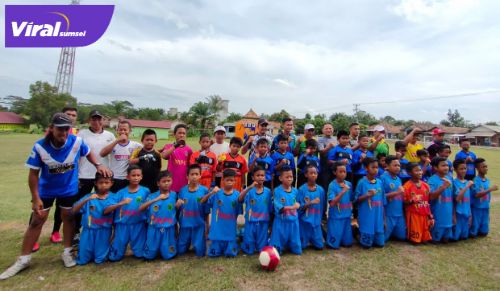 Tim SSB Putra Berlian Junior U-12 bersama tim PPLP-D Muba U-12. FOTO : VIRALSUMSEL.COM