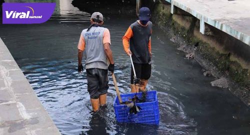 Gotong-royong di Sungai Rendang, Kecamatan Ilir Timur Satu, Kota Palembang. FOTO : VIRALSUMSEL.COM