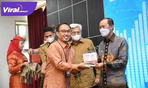Walikota Palembang H Harnojoyo terima penghargaan dari Bank Indonesia pada acara Festival Ekonomi Digital di Griya Agung, Palembang. FOTO : VIRALSUMSEL.COM