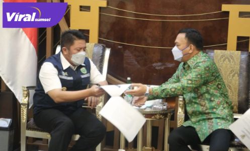 Gubernur Sumsel H Herman Deru menerima audensi Bupati Empat Lawang, Joncik Muhammad, Selasa (6/4/2022). FOTO : VIRALSUMSEL.COM