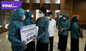 Ketua TP PKK Muba Hj Thia Yufada Dodi Reza menyampaikan pemberian dana kegiatan PKK yang diambil dari ADDK. FOTO : VIRALSUMSEL.COM