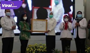 Wakil Walikota Palembang Fitrianti Agustinda menghadiri penyerahan sertifikat dari Badan POM Republik Indonesia, Rabu (7/4/2021). FOTO : VIRALSUMSEL.COM