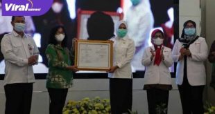 Wakil Walikota Palembang Fitrianti Agustinda menghadiri penyerahan sertifikat dari Badan POM Republik Indonesia, Rabu (7/4/2021). FOTO : VIRALSUMSEL.COM