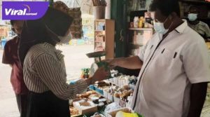 Kepala Dinas Perdagangan dan Perindustrian Muba, Azizah, S.Sos, MT melakukan kegiatan tera ulang alat ukur dan timbangan di pasar tradisional. FOTO : VIRALSUMSEL.COM