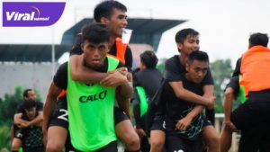 Denny Arwin wing back Sriwijaya FC gendong pemain lain usai latihan. FOTO : VIRALSUMSEL.COM