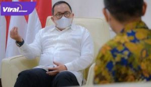 Bupati Muba DR H Dodi Reza Alex saat menerima tim dokter bedah bibir sumbing dan celah langit-langit. FOTO : VIRALSUMSEL.COM