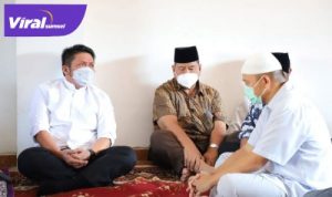 Gubernur Sumsel Herman Deru melayat dirumah duka Mantan Gubernur Sumsel ke 14 Prof Dr dr H Mahyuddin N.S., SpOG (K). FOTO : VIRALSUMSEL.COM