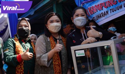 Ketua TP PKK Sumsel Hj. Febrita Lustia HD saat pencanangan pengembangan sentra kawasan kuliner di kampung pempek Tanggo Rajo, Jumat (09/04/21). FOTO : VIRALSUMSEL.COM