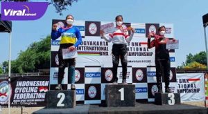 Atlet BMX Cross asal Sumatera Selatan, Jasmine Azzahrah di podium juara. FOTO : VIRALSUMSEL.COM