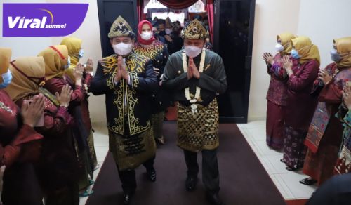 Bupati Banyuasin H Askolani Jasi dan Gubernur Sumsel H Herman Deru dalam HUT Banyuasin ke-19. FOTO : VIRALSUMSEL.COM