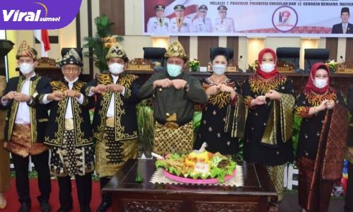 Ketua TP PKK Kabupaten Banyuasin dr. Fitri Askolani dampingi Bupati Banyuasin H Askolani dalam peringatan HUT Banyuasin. FOTO : VIRALSUMSEL.COM
