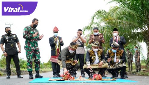 Gubernur Sumsel H. Herman Deru resmikan 68 item kegiatan infrastruktur yang dibangun Pemerintah Provinsi Sumsel di Kabupaten Banyuasin. FOTO : VIRALSUMSEL.COM