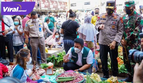 Gubernur Sumsel H Herman Deru bincang-bincang dengan pedagang. FOTO : VIRALSUMSEL.COM