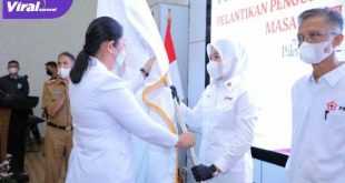 Ketua PMI Sumsel Febrita Lustia Herman Deru lantik Ketua PMI Palembang Fitrianti Agustinda di Rumah Dinas Walikota Palembang, Senin (12/4/2021). FOTO : VIRALSUMSEL.COM