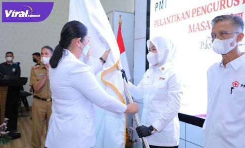 Ketua PMI Sumsel Febrita Lustia Herman Deru lantik Ketua PMI Palembang Fitrianti Agustinda di Rumah Dinas Walikota Palembang, Senin (12/4/2021). FOTO : VIRALSUMSEL.COM