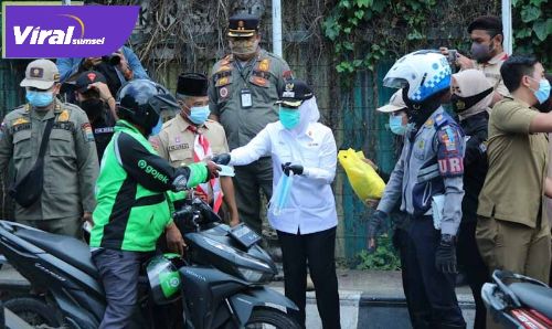 Fitrianti Agustinda Wakil Walikota Palembang sekaligus Ketua PMI Palembang berbagi sembako. FOTO : VIRALSUMSEL.COM