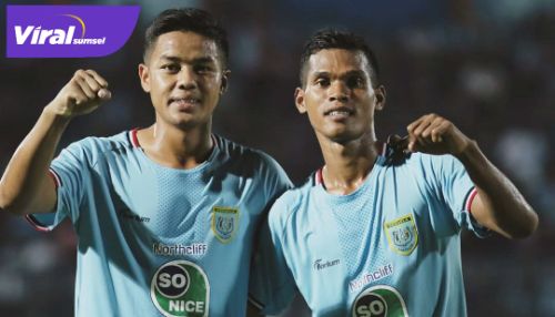 Feri Sistianto (kiri) berseragam Persela Lamongan. FOTO : VIRALSUMSEL.COM