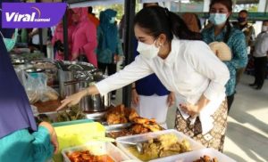 Ketua TP PKK Kabupaten Musi Banyuasin Hj Thia Yufada usai buka Pasar Bedug, Selasa (13/4/2021). FOTO : VIRALSUMSEL.COM