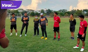 Nil Maizar pelatih Sriwijaya FC memperkenalkan Lucky Wahyu. FOTO : VIRALSUMSEL.COM