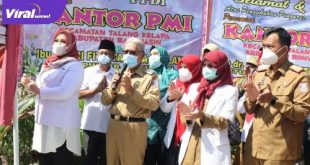 Ketua PMI Kabupaten Banyuasin, dr. Sri Fitriyanti bersama Wakil Bupati Banyuasin, H. Slamet, resmikan kantor PMI Talang kelapa, Senin (12/04/2021). FOTO : VIRALSUMSEL.COM