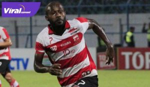 Engelberd Sani masih berbaju Madura United. FOTO : GOAL