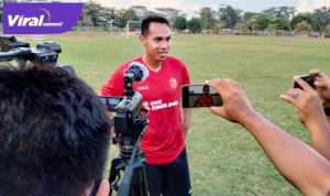 Lucky Wahyu midfielder Sriwijaya FC beri keterangan pada awak media. FOTO : VIRALSUMSEL.COM