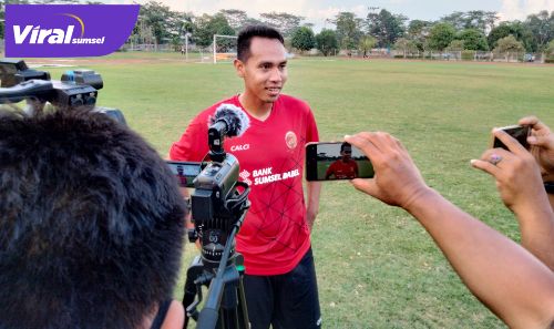 Lucky Wahyu midfielder Sriwijaya FC beri keterangan pada awak media. FOTO : VIRALSUMSEL.COM