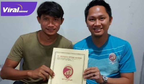 Manajer Sriwijaya FC M Fadli dengan defender Sriwijaya FC Obet Choiri. FOTO : VIRALSUMSEL.COM