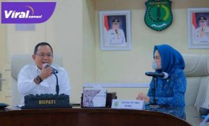 Bupti Muba Dodi Reza Alex bersama Ketua TP PKK Muba Hj Thia Yufada Dodi Reza \acara audiensi hasil sikronisasi program kerja TP PKK Kabupaten Muba dengan OPD. FOTO : VIRALSUMSEL.COM