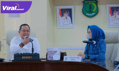 Bupti Muba Dodi Reza Alex bersama Ketua TP PKK Muba Hj Thia Yufada Dodi Reza \acara audiensi hasil sikronisasi program kerja TP PKK Kabupaten Muba dengan OPD. FOTO : VIRALSUMSEL.COM