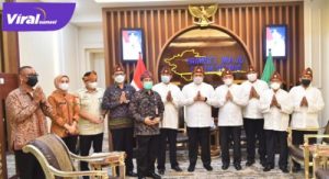 Gubernur Sumsel H Herman Deru menerima panita Festival Palembang Darusalam XIX 2021, Jumat (16/4/2021). FOTO : VIRALSUMSEL.COM
