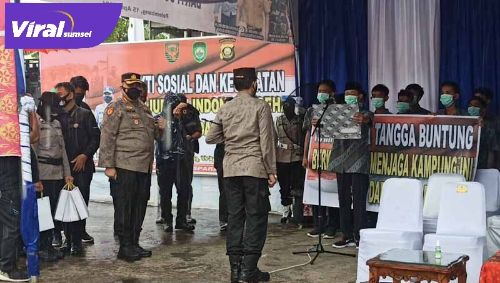 Kapolda Sumsel Irjen Pol Prof Eko Indra Heri S MM saat berkunjung di Tangga Buntung, Kamis (15/4/2021). FOTO : VIRALSUMSEL.COM