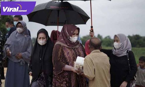 Ketua TP PKK Banyuasin dr Fitri Askolani dan Wakil Ketua Hj Neni Slamet Sumosentono ngabuburit menyambangi kaum duafa di beberapa kecamatan. FOTO : VIRALSUMSEL.COM