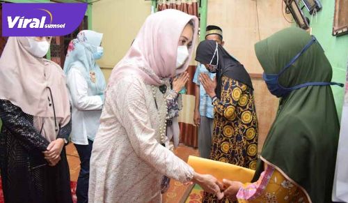Ketua TP PKK Muba Thia Yufada Dodi Reza semangati Herwanda Erna korban ledakan tabung oksigen di RSUD Sekayu. FOTO : VIRALSUMSEL.COM