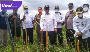Wakil Bupati Banyuasin H. Slamet Somosentono SH Jalan Penghubung dan Dermaga penyeberangan KAI, Rabu (10/3/2021). FOTO : VIRALSUMSEL.COM