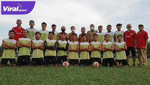 Presiden PS Palembang bersam para pemain PS Palembang. FOTO : VIRALSUMSEL.COM