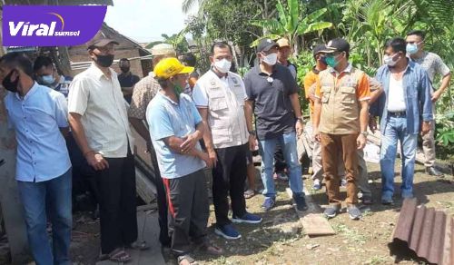 Plh Bupati OKU Edwar Candra meninjau tanah longsor di Desa Peninjauan, Sabtu sore (17/04/2021). FOTO : NET