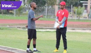 Muhammad Nur Iskandar bincang bersama pelatih Sriwijaya FC, Nil Maizar. FOTO : VIRALSUMSEL.COM