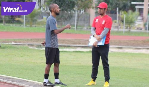 Muhammad Nur Iskandar bincang bersama pelatih Sriwijaya FC, Nil Maizar. FOTO : VIRALSUMSEL.COM
