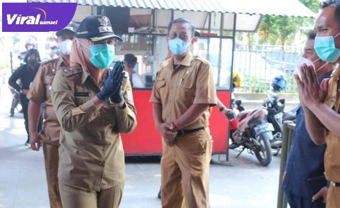 Wakil Walikota Palembang, Fitrianti Agustinda tebar sebanyak 10.000 bibit ikan bersama Bujang Gadis Palembang, Senin (19/4/2021). FOTO : VIRALSUMSEL.COM