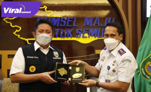 Gubernur Sumsel H Herman Deru saat menerima anjangsana Kepala Balai Pengelolaan LRT, Senin (19/4/2021). FOTO : VIRALSUMSEL.COM