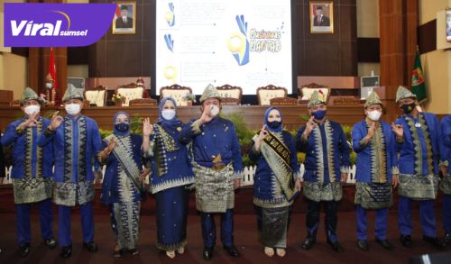 Gubernur Sumsel H. Herman Deru didampingi Ketua TP PKK Sumsel Hj. Febrita Lustia HD hadiri sidang Paripurna Istimewa DPRD Mura dalam rangka hari jadi Mura ke 78, Selasa (20/4/2021). FOTO : VIRALSUMSEL.COM