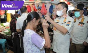 Ratu Dewa Sekda Kota Palembang berikan masker pada warga. FOTO : VIRALSUMSEL.COM