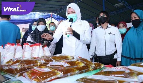 Wawako Palembang, Fitrianti Agustinda pantau bazar murah di Kantor Kecamatan Kemuning, Kamis (22/4/2021). FOTO : VIRALSUMSEL.COM