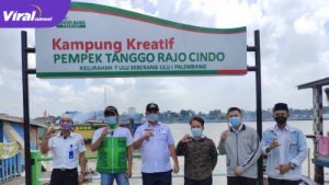 Camat Seberang Ulu 1, Mukhtiar Hijrun, S.St tinjau Kampung Kreatif Pempek Tanggo Rajo. FOTO : VIRALSUMSEL.COM